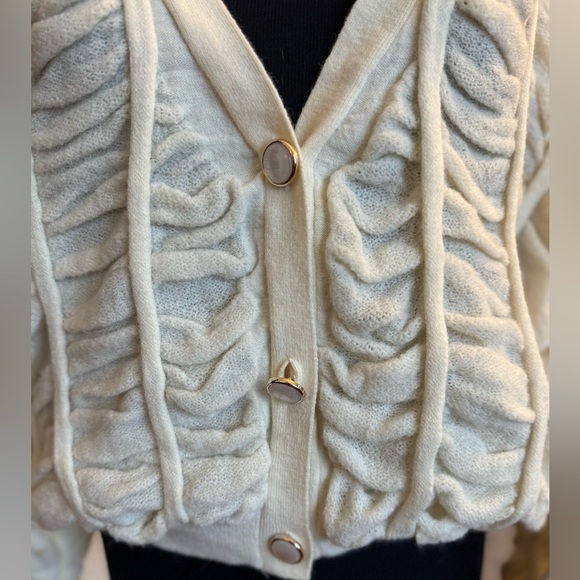 White chunky knit cardigan with buttons. Large flowy sleeves - Picture 5 of 9